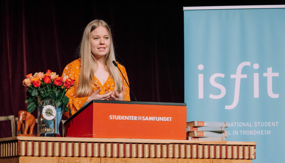 ISFIT-PRESIDENTENS TALE: Mathilde Enkerud holder tale for hundrevis av studenter som følger med digitalt.