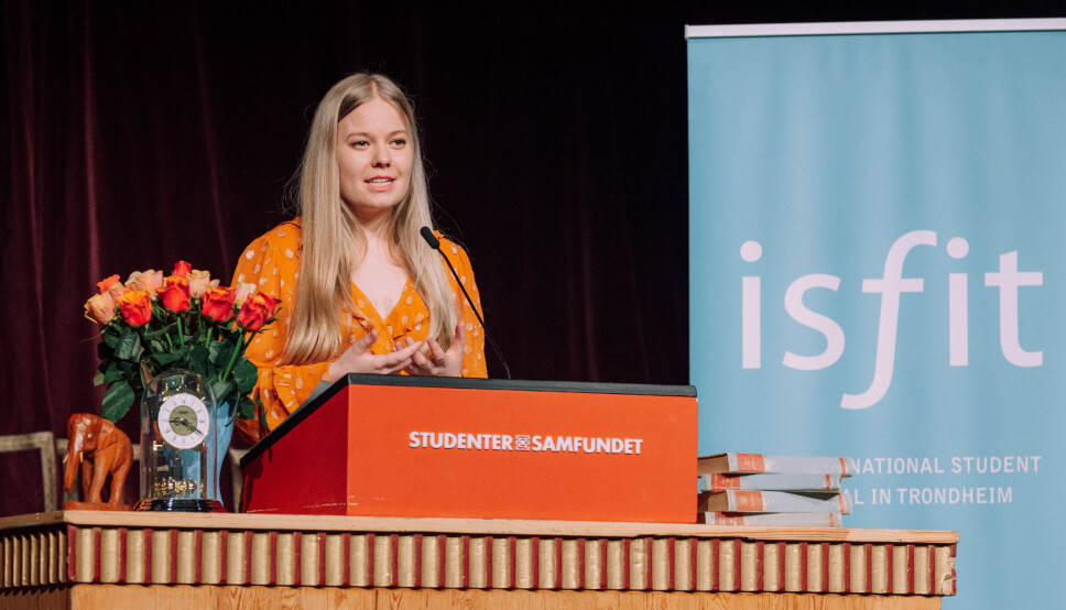 ISFIT-PRESIDENTENS TALE: Mathilde Enkerud holder tale for hundrevis av studenter som følger med digitalt. ISFIT-PRESIDENTENS TALE: Mathilde Enkerud holder tale for hundrevis av studenter som følger med digitalt.