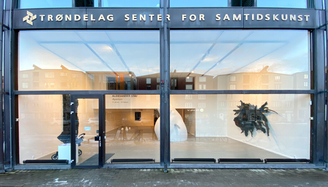 <strong>FRA UTSIDEN: </strong>TSSK sier at du kan oppleve utstillingen uten å gå inn døra, men vår anmelder anbefaler helt klart at du går inn. <strong>FRA UTSIDEN: </strong>TSSK sier at du kan oppleve utstillingen uten å gå inn døra, men vår anmelder anbefaler helt klart at du går inn.