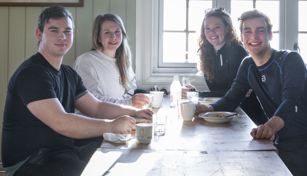 GOD STEMNING: Latteren sitter løst rundt spisebordet på Studenterhytta. (f.v.: Tord Standnes, Mike Schiefes, Mile Flottes, Gero Stocksmeier) GOD STEMNING: Latteren sitter løst rundt spisebordet på Studenterhytta. (f.v.: Tord Standnes, Mike Schiefes, Mile Flottes, Gero Stocksmeier)