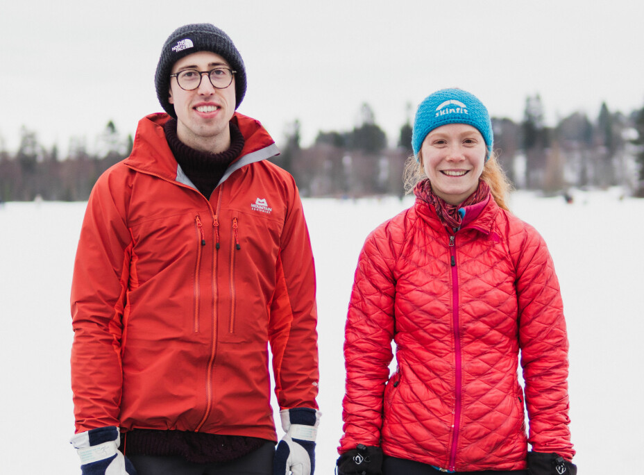 DEBUT: De to internasjonale studentene Moritz og Johanna er på sin første skøytetur i Norge.