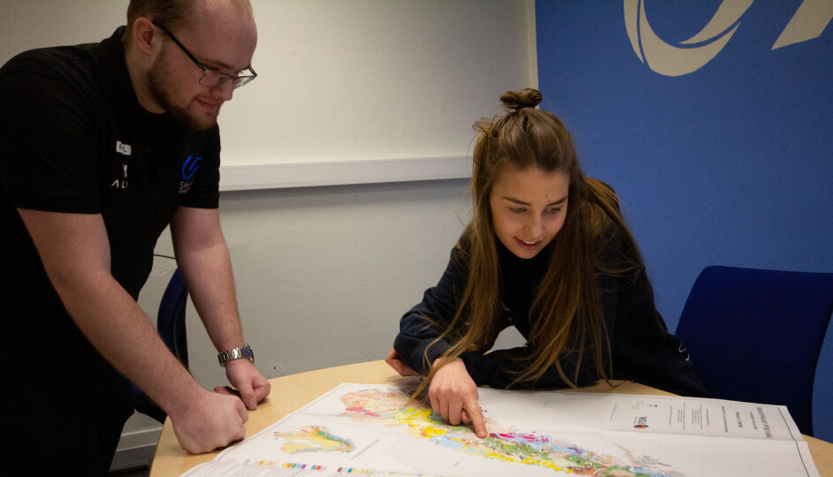 TVERRFAGLIGHET: Ikke bare filosofer og systemdesignstudenter jobber. Her diskuterer Kristian Skåland og Hedda Gunnarsson geologien i Norge. TVERRFAGLIGHET: Ikke bare filosofer og systemdesignstudenter jobber. Her diskuterer Kristian Skåland og Hedda Gunnarsson geologien i Norge.