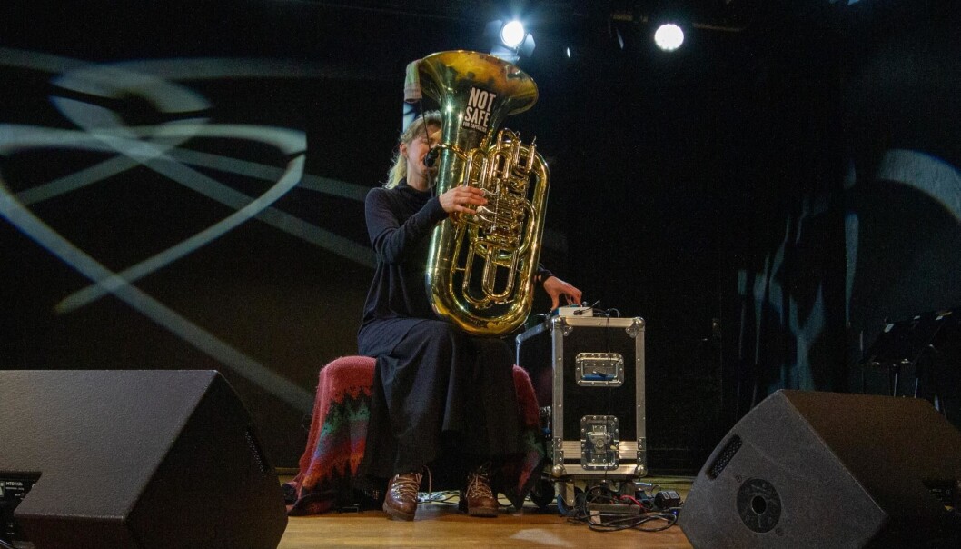 Heiða Karine Jóhannesdóttir Mobeck med effektpedaler i hånd på Dokkhuset. Heiða Karine Jóhannesdóttir Mobeck med effektpedaler i hånd på Dokkhuset.