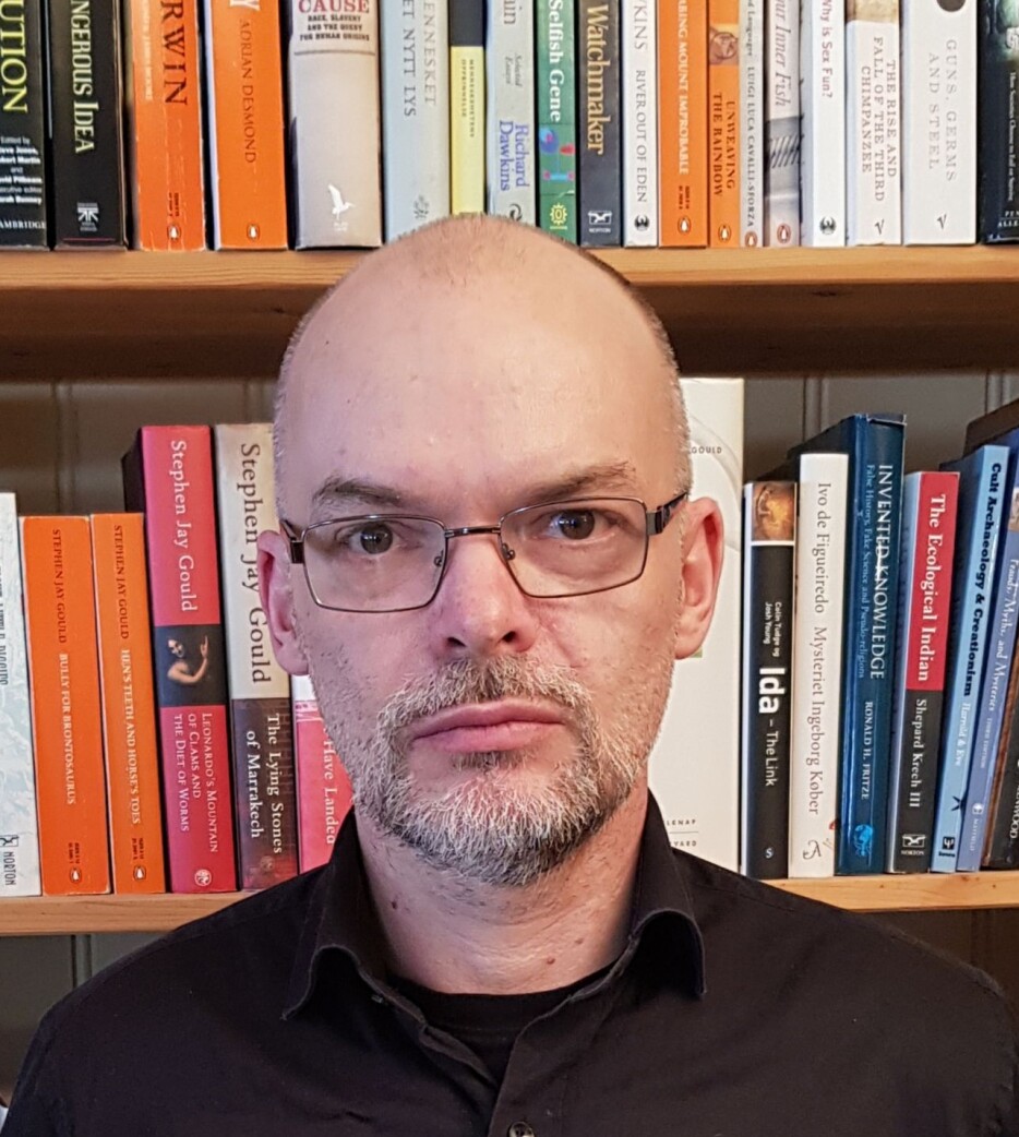 BORTFORKLARINGER: Dyrendal forklarer at de som tror på konspirasjonsteorier, ofte har egne bortforklaringsstrategier. BORTFORKLARINGER: Dyrendal forklarer at de som tror på konspirasjonsteorier, ofte har egne bortforklaringsstrategier.