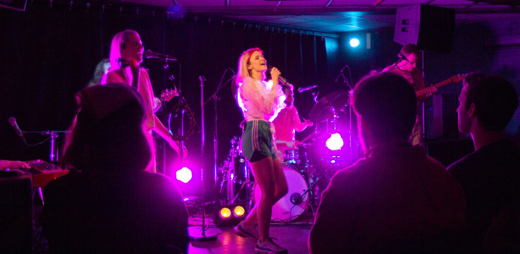 <p class=""><span class=" font-weight-bold" data-lab-font_weight_desktop="font-weight-bold">Skuffende:</span> Konserten til Hedda Mae føles mer ut som Ten Sing konsert enn noe annet.</p> <p class=""><span class=" font-weight-bold" data-lab-font_weight_desktop="font-weight-bold">Skuffende:</span> Konserten til Hedda Mae føles mer ut som Ten Sing konsert enn noe annet.</p>