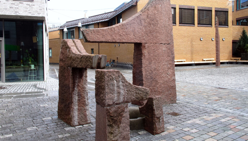 Bård Breiviks granittfontene (1995) på Peter Egges plass. Bård Breiviks granittfontene (1995) på Peter Egges plass.