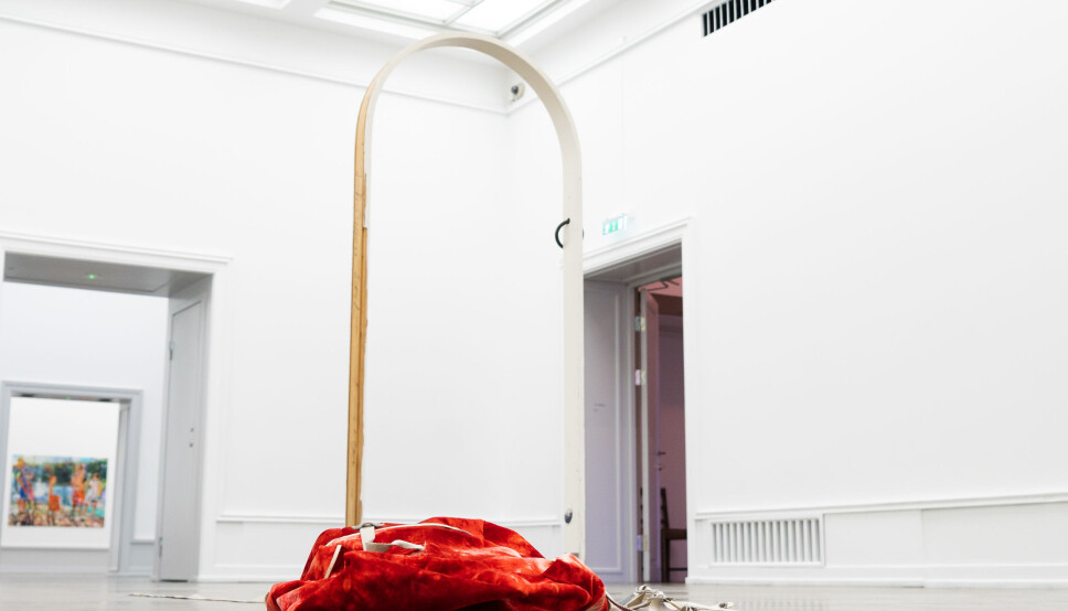 FORSTERKENDE: Rommet føles tomt, men Tori Wrånes leker med museumsrommet og forsterker iakttagelsen. FORSTERKENDE: Rommet føles tomt, men Tori Wrånes leker med museumsrommet og forsterker iakttagelsen.