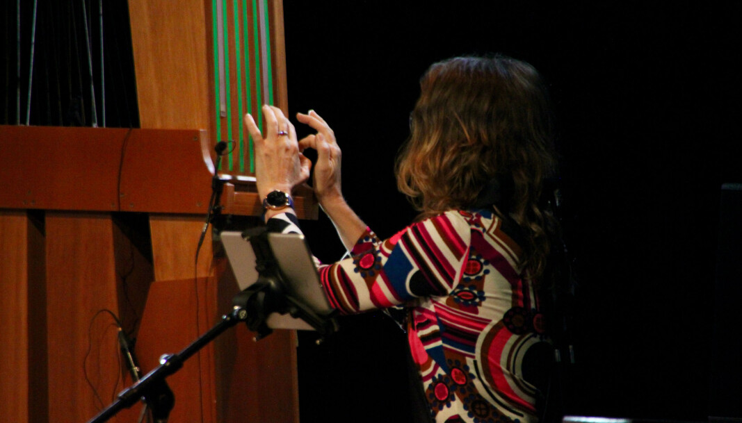 <span class=" font-weight-bold" data-lab-font_weight_desktop="font-weight-bold">MEKTIG</span>: Kitharaen er en nesten tre meter høy kasse med stålstrenger på, her spilt av Christine Chapman. <span class=" font-weight-bold" data-lab-font_weight_desktop="font-weight-bold">MEKTIG</span>: Kitharaen er en nesten tre meter høy kasse med stålstrenger på, her spilt av Christine Chapman.