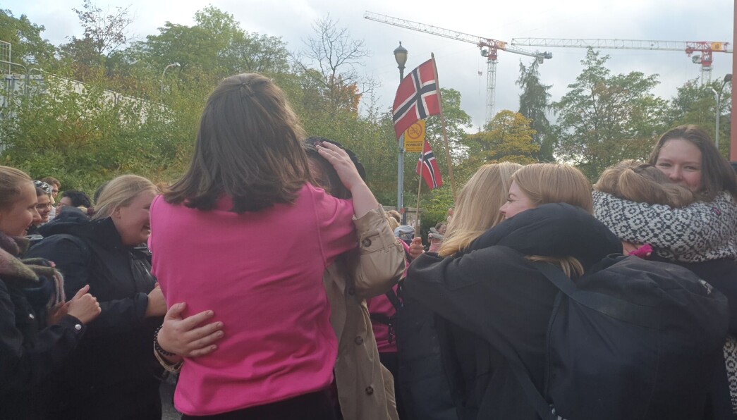 RESTRIKSJONENE OPPHEVET: Det var god stemning da man endelig kunne klemme igjen klokka fire lørdag ettermiddag. RESTRIKSJONENE OPPHEVET: Det var god stemning da man endelig kunne klemme igjen klokka fire lørdag ettermiddag.