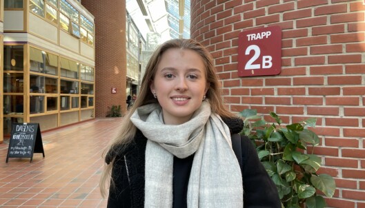 <span class=" font-weight-bold" data-lab-font_weight_desktop="font-weight-bold">Emma Faye-Schjøll, europastudier med engelsk</span> <br class="">1. Jeg foretrekker fysisk. <br class="">2. Til nå har jeg nesten bare hatt digitalt. Det er ikke live, de legger det ut og så kan du se på det når du vil. Så det er jo en fordel. Men seminarene er fysiske, så det er digg. <br class="">3. Ja. I det ene faget legges det ut presentasjoner og lydfiler, så det synes jeg er litt tørt og tungt, men jeg kommer meg gjennom det. Jeg tror at hvis ting hadde vært mer live hadde det føltes litt mer personlig. <br class="">4. Ja. <br class="">5. Du må møte opp på seminarene, der legges det ikke ut noe etterpå. Fra forelesningene kan det legges ut presentasjoner, men det er bare stikkord, så man skjønner ikke så mye av det. Du bør møte opp, det legges ikke så godt til rette. <span class=" font-weight-bold" data-lab-font_weight_desktop="font-weight-bold">Emma Faye-Schjøll, europastudier med engelsk</span> <br class="">1. Jeg foretrekker fysisk. <br class="">2. Til nå har jeg nesten bare hatt digitalt. Det er ikke live, de legger det ut og så kan du se på det når du vil. Så det er jo en fordel. Men seminarene er fysiske, så det er digg. <br class="">3. Ja. I det ene faget legges det ut presentasjoner og lydfiler, så det synes jeg er litt tørt og tungt, men jeg kommer meg gjennom det. Jeg tror at hvis ting hadde vært mer live hadde det føltes litt mer personlig. <br class="">4. Ja. <br class="">5. Du må møte opp på seminarene, der legges det ikke ut noe etterpå. Fra forelesningene kan det legges ut presentasjoner, men det er bare stikkord, så man skjønner ikke så mye av det. Du bør møte opp, det legges ikke så godt til rette.