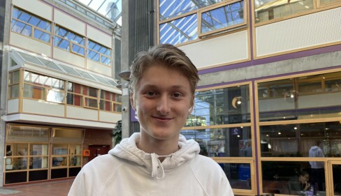 <strong>Johannes Johnsen, statsvitenskap</strong> <br>1. Fysisk undervisning, hundre prosent. <br>2. Jeg har mest fysisk, og så har jeg ett seminar som er heldigitalt. <br>3. Ja, veldig! Jeg meldte meg på heldigitalt seminar med et uhell, så det var litt surt i starten, men det funker greit, vi sitter litt sammen og jobber. Og fysisk undervisning er helt ok, bortsett fra at 8:15 kan være litt vanskelig å komme seg til. <br>4. Nå er det jo sånn at det er veldig mange som blir vaksinert, så det tar presset litt bort. Og så er folk flinke til å bruke maske på bussen, og alle driver og spriter hendene når de går inn i klasserommene, så det er ikke noe jeg tenker så mye over. <br>5. Alt tas opp eller legges ut i ettertid, så det er vel så tilrettelagt som det kan bli. <strong>Johannes Johnsen, statsvitenskap</strong> <br>1. Fysisk undervisning, hundre prosent. <br>2. Jeg har mest fysisk, og så har jeg ett seminar som er heldigitalt. <br>3. Ja, veldig! Jeg meldte meg på heldigitalt seminar med et uhell, så det var litt surt i starten, men det funker greit, vi sitter litt sammen og jobber. Og fysisk undervisning er helt ok, bortsett fra at 8:15 kan være litt vanskelig å komme seg til. <br>4. Nå er det jo sånn at det er veldig mange som blir vaksinert, så det tar presset litt bort. Og så er folk flinke til å bruke maske på bussen, og alle driver og spriter hendene når de går inn i klasserommene, så det er ikke noe jeg tenker så mye over. <br>5. Alt tas opp eller legges ut i ettertid, så det er vel så tilrettelagt som det kan bli.