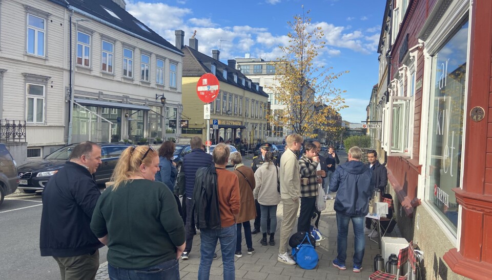 STORT OPPMØTE: Flere tok turen innom gatepraten utenfor Rosenborg Bakeri. STORT OPPMØTE: Flere tok turen innom gatepraten utenfor Rosenborg Bakeri.