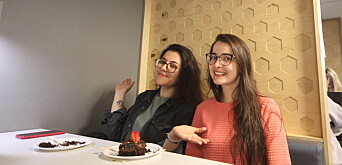 <span class=" font-weight-bold" data-lab-font_weight_desktop="font-weight-bold">KJEKT</span>: Niloufar Moaddeli og Lina Gonzales var nøgd med kaka. <span class=" font-weight-bold" data-lab-font_weight_desktop="font-weight-bold">KJEKT</span>: Niloufar Moaddeli og Lina Gonzales var nøgd med kaka.