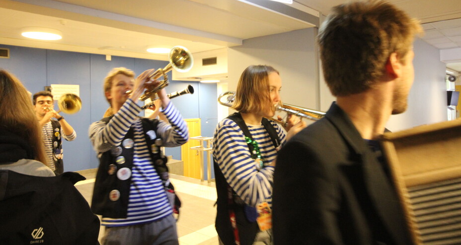MUSIKALSK INNSLAG: Strindens overraska med ei runde rundt kantina.
