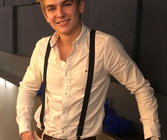 CASUAL: Eirik har valgt en beige bukse sammen med bukseselene sine. CASUAL: Eirik har valgt en beige bukse sammen med bukseselene sine.