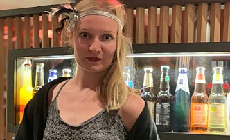 LÅNT OG HJEMMELAGD: Maria har sydd eget hodeplagg, og lånt kjole av svigermor. LÅNT OG HJEMMELAGD: Maria har sydd eget hodeplagg, og lånt kjole av svigermor.