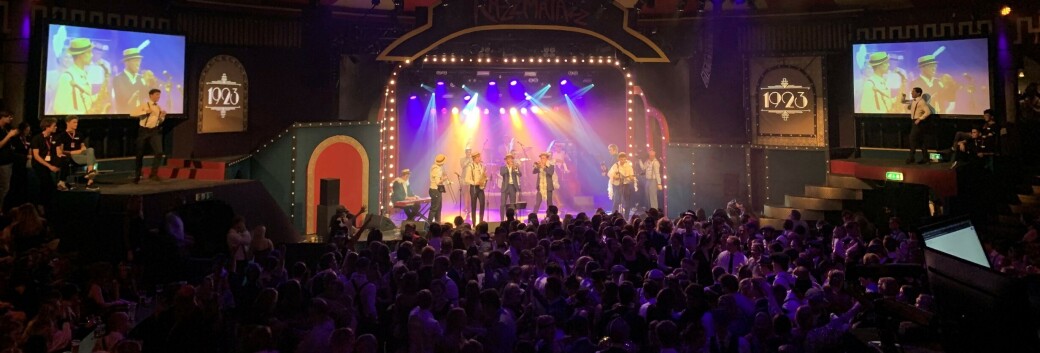 LIVE MUSIKK: I Storsalen kunne man danse til jazzbandmusikk. LIVE MUSIKK: I Storsalen kunne man danse til jazzbandmusikk.