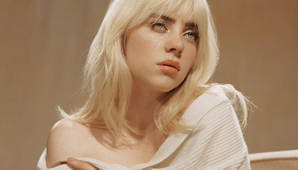 Billie Eilish er en av de dagens hitmakere som bryter med etablerte konvensjoner, sier førsteamanuensis i komposisjonsfag ved Institutt for musikkvitenskap på NTNU. Billie Eilish er en av de dagens hitmakere som bryter med etablerte konvensjoner, sier førsteamanuensis i komposisjonsfag ved Institutt for musikkvitenskap på NTNU.