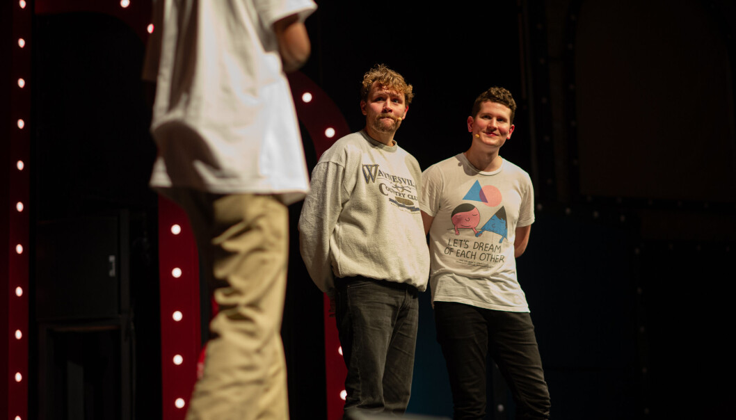 <span class=" font-weight-bold" data-lab-font_weight_desktop="font-weight-bold">IMPRO</span>: Drøye innspill fra salen la opp til impro-lek på scenen, men trioen avsluttet også gjerne når vitsen gikk litt for langt <span class=" font-weight-bold" data-lab-font_weight_desktop="font-weight-bold">IMPRO</span>: Drøye innspill fra salen la opp til impro-lek på scenen, men trioen avsluttet også gjerne når vitsen gikk litt for langt
