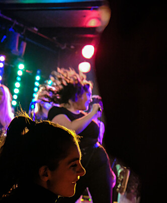 <span class=" font-weight-bold" data-lab-font_weight_desktop="font-weight-bold">FØRSTE UT: </span>Med en selvsikker «I Will Survive» satte førstemann ut i karaokeilden høy standard for kvelden. <span class=" font-weight-bold" data-lab-font_weight_desktop="font-weight-bold">FØRSTE UT: </span>Med en selvsikker «I Will Survive» satte førstemann ut i karaokeilden høy standard for kvelden.