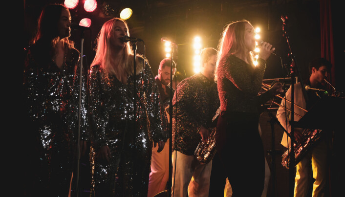 <span class=" font-weight-bold" data-lab-font_weight_desktop="font-weight-bold">GLITTER OG GLAM:</span> Ingen tvil om at funky toner, gyllent scenelys og dansende publikum fikk det til å glitre på Klubben. <span class=" font-weight-bold" data-lab-font_weight_desktop="font-weight-bold">GLITTER OG GLAM:</span> Ingen tvil om at funky toner, gyllent scenelys og dansende publikum fikk det til å glitre på Klubben.