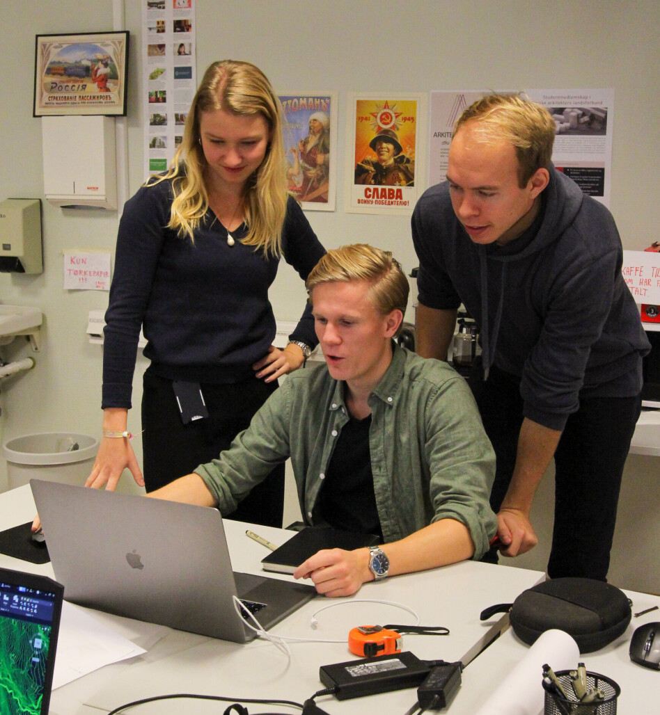 SENE ARBEIDSKVELDER: Studiebarometeret forteller oss at de fleste arkitektstudenter går studiet de aller helst vil gå. Likevel må gruppa jobbe lange dager for å komme i mål med prosjektene sine. SENE ARBEIDSKVELDER: Studiebarometeret forteller oss at de fleste arkitektstudenter går studiet de aller helst vil gå. Likevel må gruppa jobbe lange dager for å komme i mål med prosjektene sine.