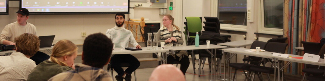 UTSPØRRING: Til internasjonalt ansvarlig er det to kandidater, der begge skal svare på studenttingrepresentantenes spørsmål før valget. UTSPØRRING: Til internasjonalt ansvarlig er det to kandidater, der begge skal svare på studenttingrepresentantenes spørsmål før valget.