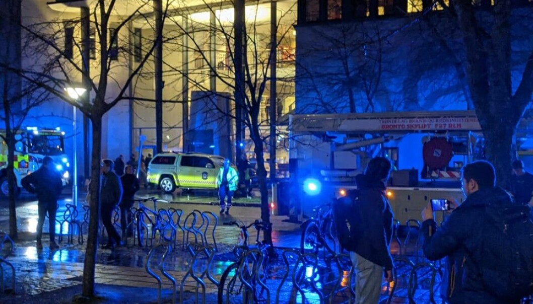 UNDERSØKER: Liften sto klar utenfor bygget mens røykdykkerne undersøkte etasjene. UNDERSØKER: Liften sto klar utenfor bygget mens røykdykkerne undersøkte etasjene.