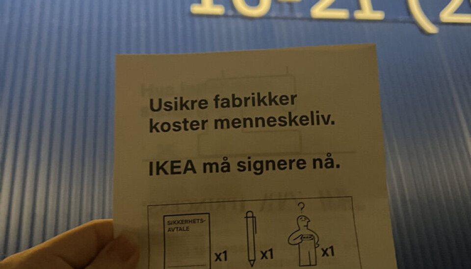 INTERNASJONAL AKSJON: Framtiden i Våre Hender plasserer ut brosjyrer som likner på en Ikea-bruksanvisning. INTERNASJONAL AKSJON: Framtiden i Våre Hender plasserer ut brosjyrer som likner på en Ikea-bruksanvisning.