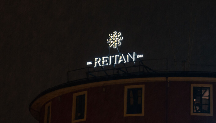 NYTT: Slik ser det nye Reitan-skilet ut om kvelden.