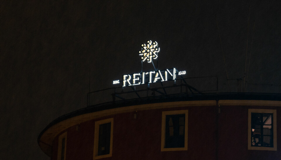 NYTT: Slik ser det nye Reitan-skilet ut om kvelden.