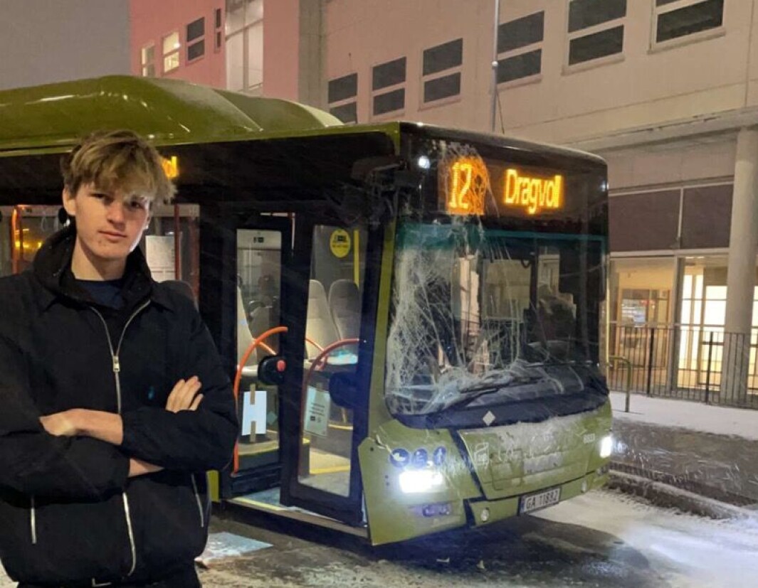 SKREMMENDE: På vei til Dragvoll kolliderte bussen Larsen og Rysdal satt på. SKREMMENDE: På vei til Dragvoll kolliderte bussen Larsen og Rysdal satt på.