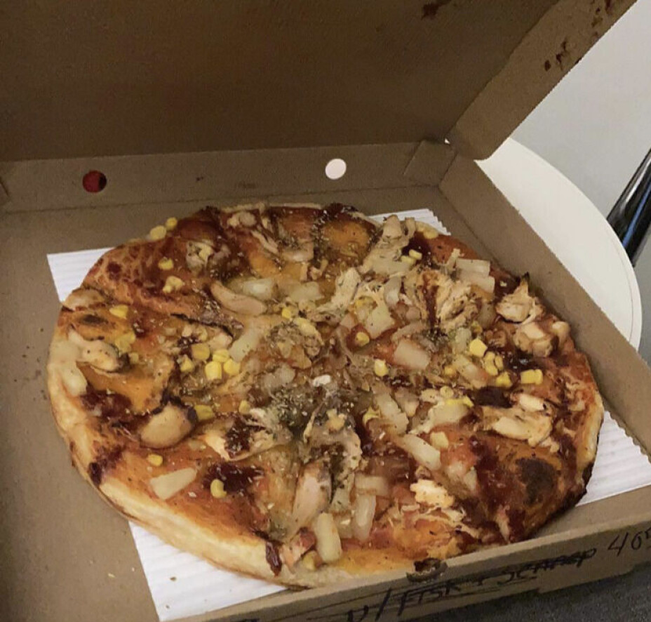 MED ANANAS: Kokkene har skjønt at ananas hører til på pizzaen. MED ANANAS: Kokkene har skjønt at ananas hører til på pizzaen.