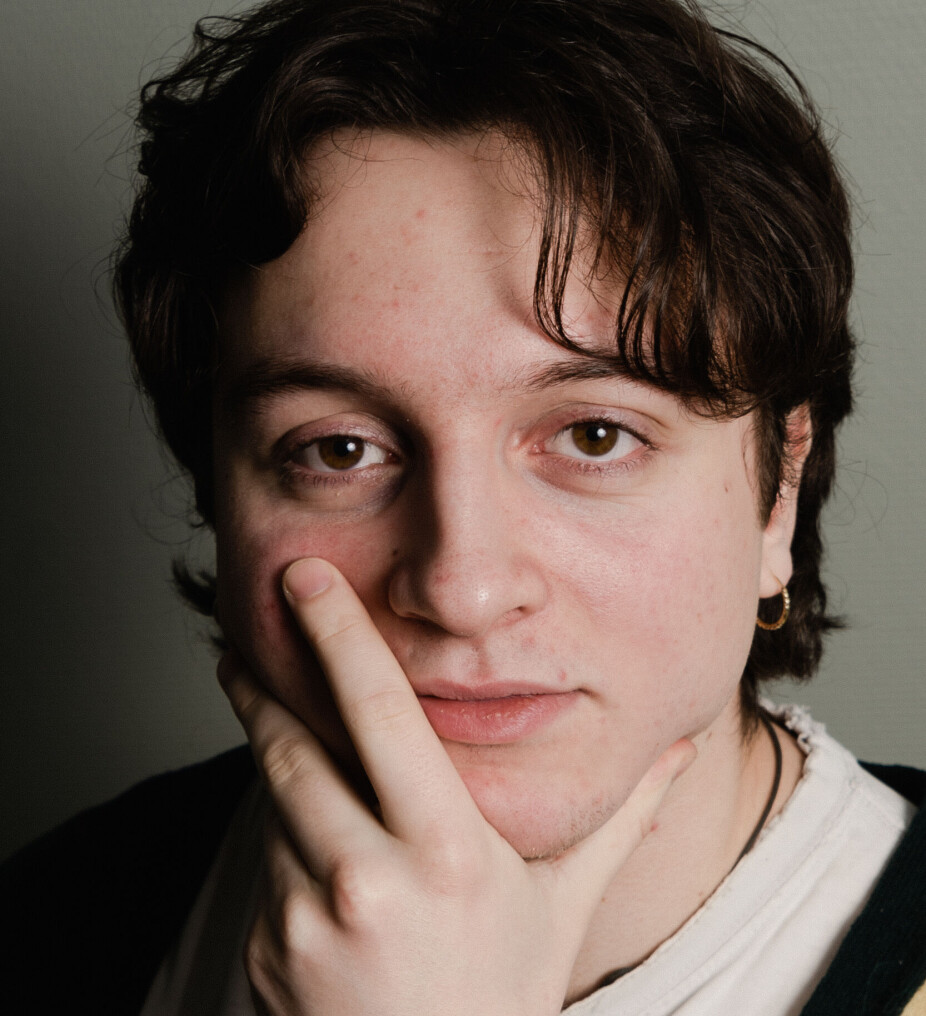 KLAR TALE: – En student er en som studerer realfag, men på siden synger i et bittelite kor som bare synger bosnisk folkemusikk eller noe. KLAR TALE: – En student er en som studerer realfag, men på siden synger i et bittelite kor som bare synger bosnisk folkemusikk eller noe.
