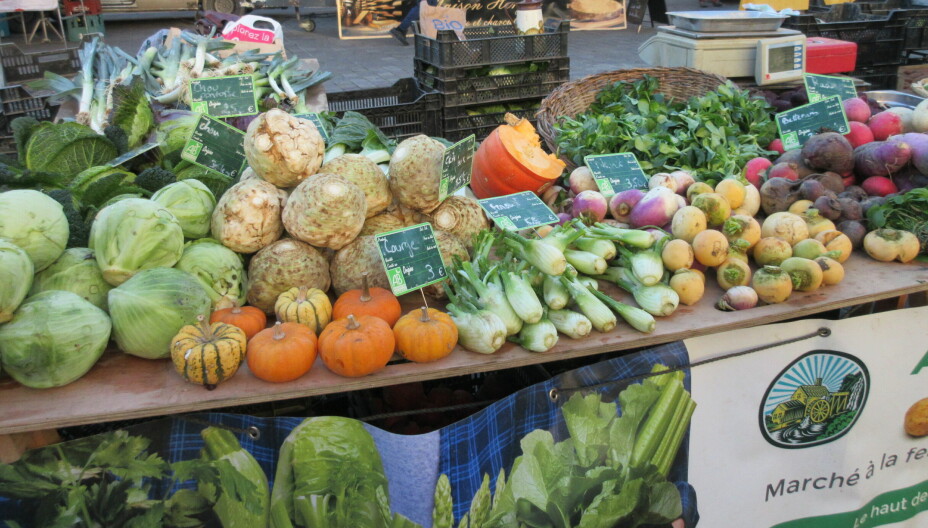 SESONGVARER: På markedet selges det lokalt produserte grønnsaker, kjøtt, ost og mye mer.