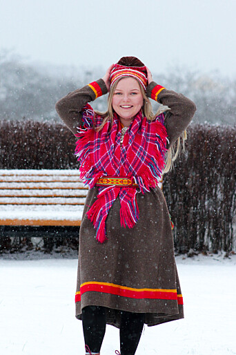 STOLT: Therese Olsen, leder i Saemien studeenth Tråantesne, forteller at 6.februar er en dag som gjør det mulig å vise at man er stolt og klar over bakgrunnen sin. STOLT: Therese Olsen, leder i Saemien studeenth Tråantesne, forteller at 6.februar er en dag som gjør det mulig å vise at man er stolt og klar over bakgrunnen sin.