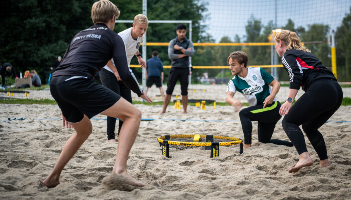 AKTIV I DØDENS DAL: Sandvolleyballbane byr på gode aktivitetsmuligheter.