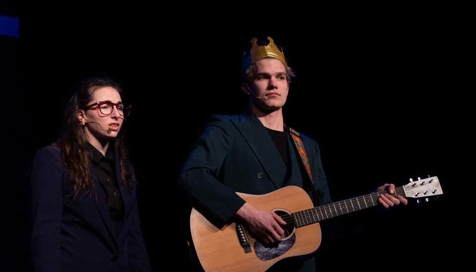 FORSVARSTALE: Prins Andrew forsvarer sin uskyld gjennom toner lånt fra Beatles, Clapton og Cohen. Det funker nesten. FORSVARSTALE: Prins Andrew forsvarer sin uskyld gjennom toner lånt fra Beatles, Clapton og Cohen. Det funker nesten.