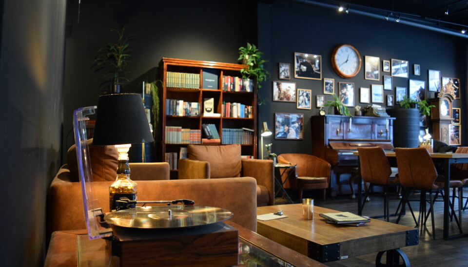 SKJULT PERLE: Edge Barbershop og Coffee Lounge med retro interiør