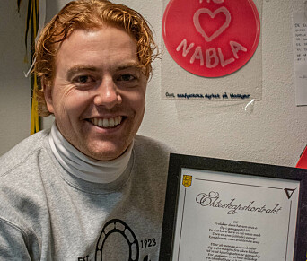 <strong>PÅ KONTORET</strong>: Tidligere HC- leder Hans Røhjell Odland viser frem noen rekvisitter på linjeforeningskontoret. <strong>PÅ KONTORET</strong>: Tidligere HC- leder Hans Røhjell Odland viser frem noen rekvisitter på linjeforeningskontoret.