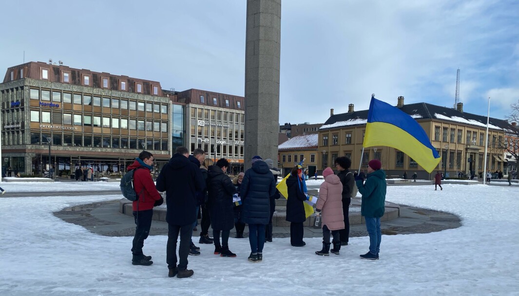 På kort varsel fekk den ukrainske foreininga i Trondheim arrangert ei markering på Torget. På kort varsel fekk den ukrainske foreininga i Trondheim arrangert ei markering på Torget.