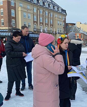 Olga Mosand blir avbrote av telefonsamtalar medan vi pratar med ho Olga Mosand blir avbrote av telefonsamtalar medan vi pratar med ho