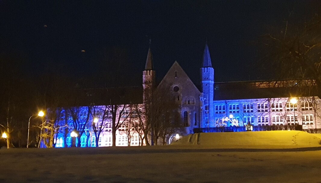 NY BELYSNING: NTNU har lyst opp hovedbygget i Ukrainas farger. NY BELYSNING: NTNU har lyst opp hovedbygget i Ukrainas farger.