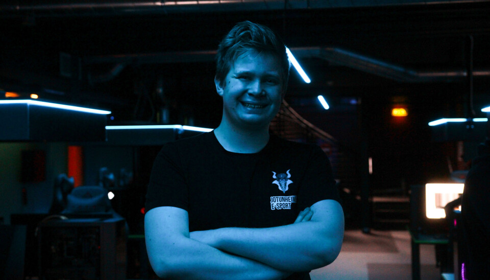 SVÆRT FORNØYD: Jonas Volle Åkre trives både godt i miljøet, samt med rollen som arrangør. SVÆRT FORNØYD: Jonas Volle Åkre trives både godt i miljøet, samt med rollen som arrangør.