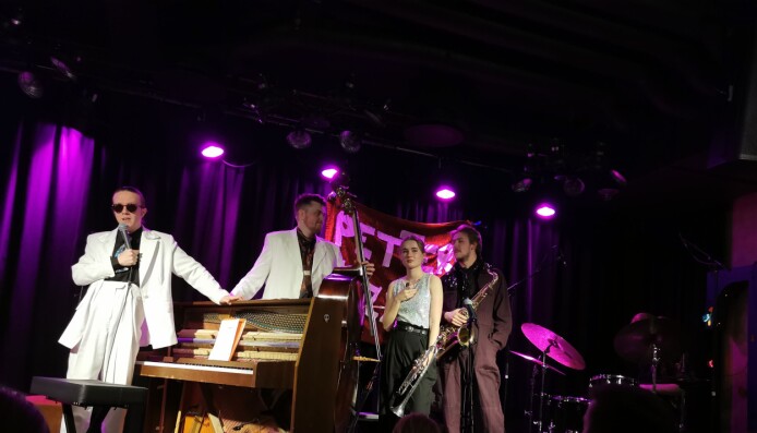 <span class=" font-weight-bold" data-lab-font_weight_desktop="font-weight-bold">Åpningsbandet:</span> Kveldens åpningsband bestod av (fra venstre) Petter Dalane på piano, Anders Hjemmen på kontrabass, Tuva Olsson på trompet, Ask Morris Rasmussen på tenorsaksofon og Bjørn André Syverinsen på trommer. <span class=" font-weight-bold" data-lab-font_weight_desktop="font-weight-bold">Åpningsbandet:</span> Kveldens åpningsband bestod av (fra venstre) Petter Dalane på piano, Anders Hjemmen på kontrabass, Tuva Olsson på trompet, Ask Morris Rasmussen på tenorsaksofon og Bjørn André Syverinsen på trommer.