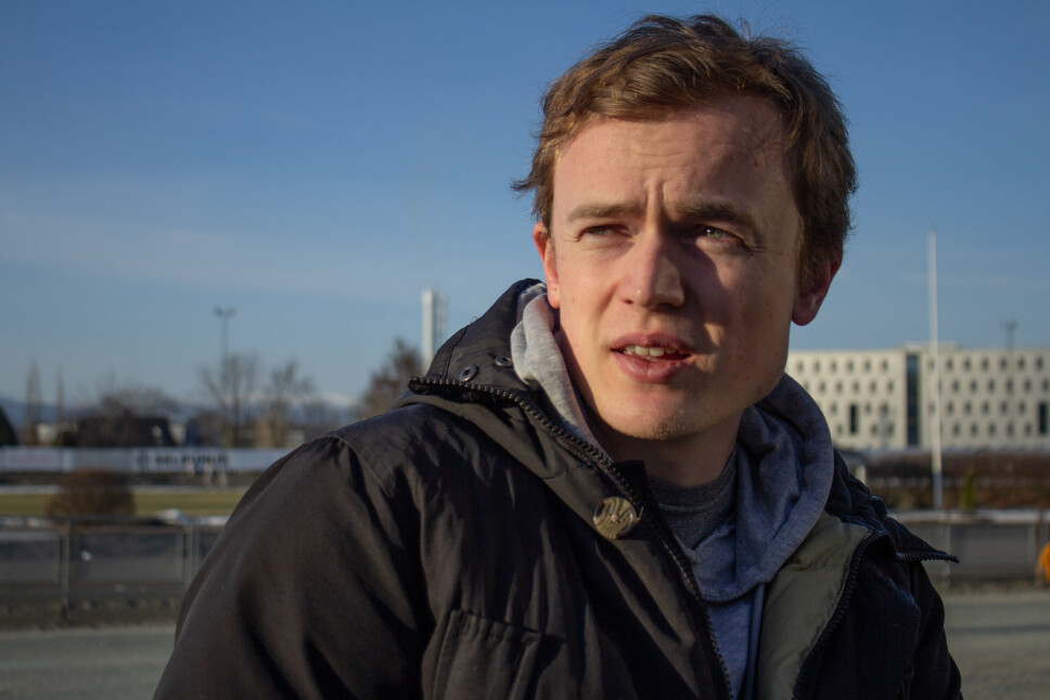 IMITATOR OG TRAVENTUSIAST: Kasper Foss har tilbrakt store deler av sin studietid på Leangen travbane som intervjuer. IMITATOR OG TRAVENTUSIAST: Kasper Foss har tilbrakt store deler av sin studietid på Leangen travbane som intervjuer.