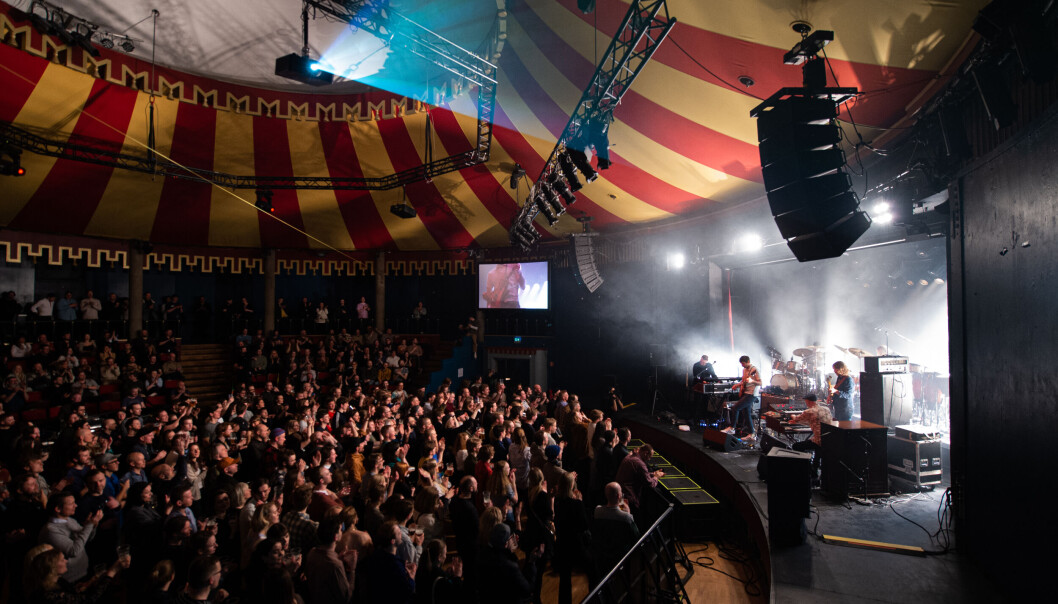 <span class=" font-weight-bold" data-lab-font_weight_desktop="font-weight-bold">GOD STEMNING: </span>Etter hvert blir det god stemning på dansegulvet i Storsalen. <span class=" font-weight-bold" data-lab-font_weight_desktop="font-weight-bold">GOD STEMNING: </span>Etter hvert blir det god stemning på dansegulvet i Storsalen.