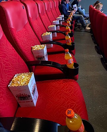VARM VELKOMST: Førpremieren ga en litt annerledes kinopplevelse, med en ti minutters møte med filmskaperne og popcorn på setene. VARM VELKOMST: Førpremieren ga en litt annerledes kinopplevelse, med en ti minutters møte med filmskaperne og popcorn på setene.
