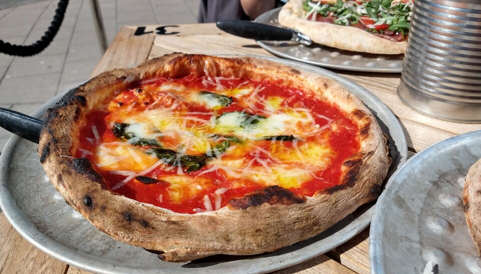 Bordene på Grano gjør det vanskeligere å kutte pizzaene. Bordene på Grano gjør det vanskeligere å kutte pizzaene.