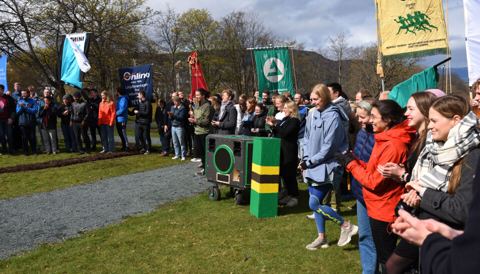 DEMONSTRERER: Omtrent 70 studenter møtte opp for å demonstrere mot budsjettkuttene i campusprosjektet. DEMONSTRERER: Omtrent 70 studenter møtte opp for å demonstrere mot budsjettkuttene i campusprosjektet.